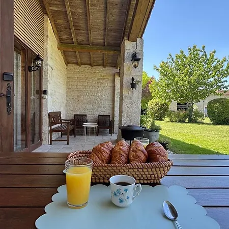 Le Vieux Fournil - Avec Terrasse Et Jardin * Marigny (Poitou-Charentes)