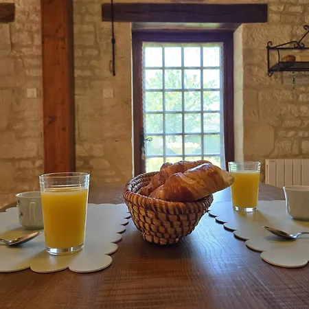 Le Vieux Fournil - Avec Terrasse Et Jardin * Marigny (Poitou-Charentes)
